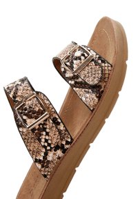 Hnědé sandály se dvěma nastavitelnými popruhy s hadím vzorem a stříbrnými přezkami, s texturovanou béžovou podešví.