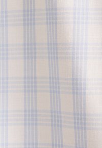 Leichter Stoff mit einem blau-weißen Karomuster, das feine horizontale und vertikale Linien aufweist. Glatte Textur, weich und leicht.