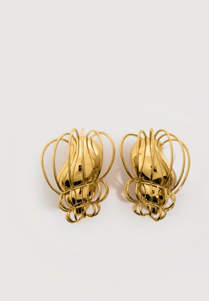 Par af abstrakte øreringe i guldfarve med glatte centrale former omgivet af flere buede trådløkker mod en hvid baggrund.