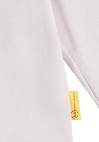 Hellsrosa Baumwollhemd mit strukturiertem Finish, ausgestattet mit einem gelben Etikett, auf dem links ein Logo prangt. Lange Ärmel, schlichtes Design.