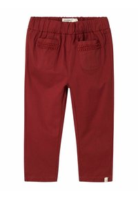 Pantalone od burgundske pamučne tkanine s elastičnim pojasom, dva stražnja džepa s dekorativnim šavovima i ravnim krojem.