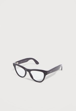 Occhiali neri stile Ray-Ban Wayfarer con lenti trasparenti, inclinati per mostrare la montatura frontale e laterale su sfondo bianco.