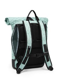 Zaino con chiusura arrotolabile in tessuto geometricamente patterned verde menta, con spallacci in rete nera e tasca con zipper laterale, dotato di supporto schienale imbottito.