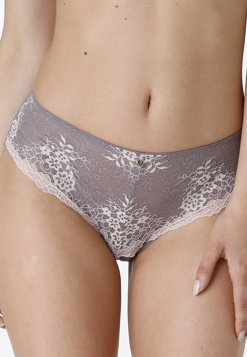 Slip di pizzo grigio chiaro con motivo floreale, caratterizzato da un bordo in pizzo rosa e un piccolo dettaglio metallico sul retro. Tessuto morbido e testurizzato.