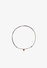 Collar de cordón marrón con un pequeño colgante de llave plateada con un lazo en forma de corazón rojo en el centro.
