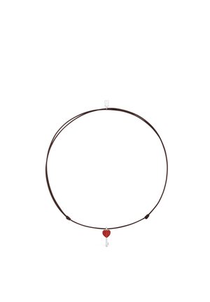 Collana in corda marrone con piccolo ciondolo a forma di chiave in argento con fiocco rosso a forma di cuore al centro.