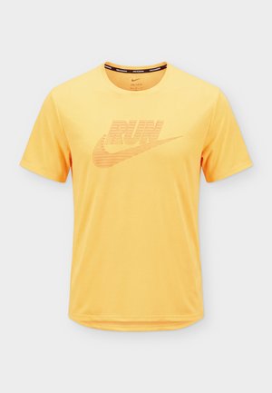 T-shirt de course Nike Dri-FIT jaune à manches courtes avec l'inscription "RUN" et le logo swoosh imprimés sur la poitrine, col rond.