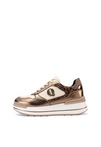 Sneaker in bronzo metallico e beige con un accento a stampa leopardata, lacci piatti, dettagli del logo e una suola bianca spessa. Superfici testurizzate e lisce.