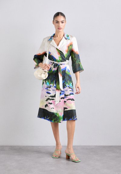 Barevné potištěné šaty z lehkého materiálu, s opaskem v pase, tříčtvrtečními rukávy a kombinací zelených, modrých a růžových vzorů.