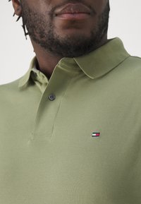 Tommy Hilfiger 1985 REGULAR - Poloskjorter - faded olive