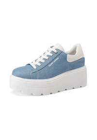 Sneaker platform in denim con tomaia azzurra chiara e suola bianca. Presenta lacci bianchi, occhielli metallici e una suola in gomma texturizzata.