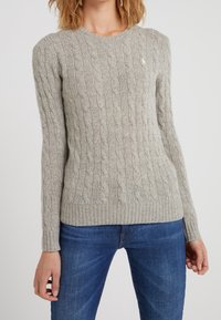 Harmaa neulepaita, jossa on lettikuvio ja resorireunus. Mallissa on pitkät hihat ja pyöreä pääntie.