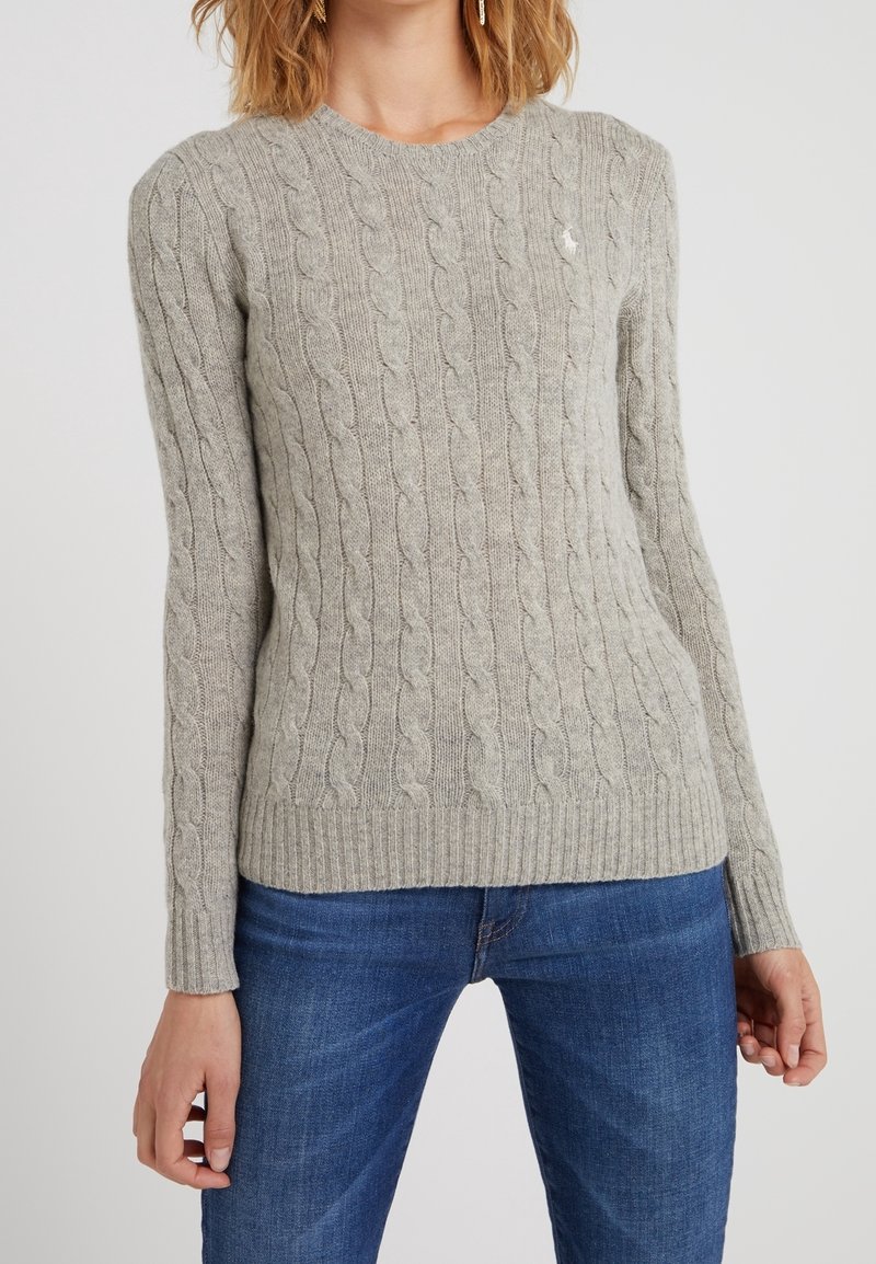 Harmaa neulepaita, jossa on lettikuvio ja resorireunus. Mallissa on pitkät hihat ja pyöreä pääntie.