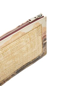 Naturalna, pleciona saszetka o prostokątnym kształcie, z teksturowanym beżowym panelem i bordowym zamknięciem na zamek. Wzmocniona ciemniejszym brzegiem z tkaniny.