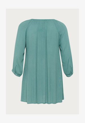 Bluză teal cu mâneci trei sferturi, spate plisat și decolteu rotund. Fabricată dintr-un material ușor, cu o textură netedă.