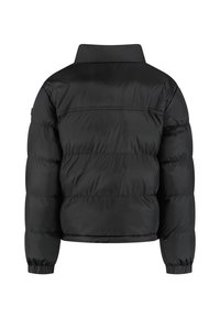 Zwarte gewatteerde jas met een hoge kraag, elastische manchetten en horizontale stiksels. Het materiaal heeft een gladde, glanzende textuur.