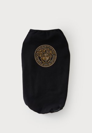 Melns auduma somiņa ar zelta rhinestone Medūzas emblēmu priekšpusē, gluda tekstūra un savākts augšējais atvērums. Redzama Versace logotipa birka.