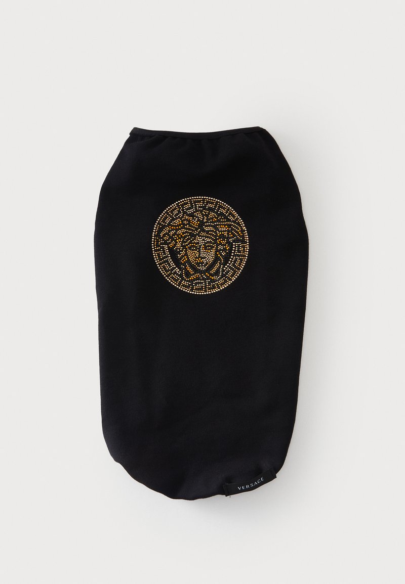 Juodos audinio maišelis su auksiniu Medūzos emblematu iš rhinestone'ų priekyje, lygiu paviršiumi ir sutrauktu viršutiniu atsidarymu. Matoma Versace logotipo etiketė.