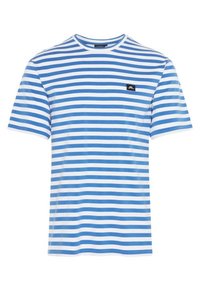 Tričko s krátkým rukávem, kulatým výstřihem, s horizontálními modro-bílými pruhy a malou černou nášivkou na levém prsu.