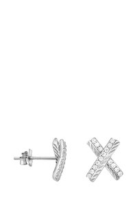 Silvriga studs i form av ett X med ett texturerat mönster och klara stenar som är inlagda i en diagonallinje över varje örhänge.