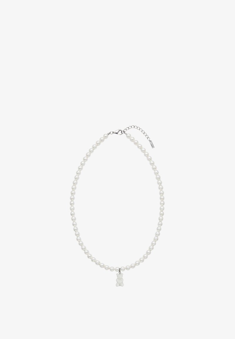 Collier de perles avec un petit pendentif en forme d’ours blanc et un fermoir chaîne argenté ajustable.
