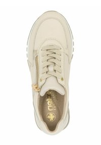 Sneaker in pelle beige con finiture testurizzate, dotato di dettagli in metallo dorato, stringatura anteriore e cerniera laterale. Suola piatta per il comfort.