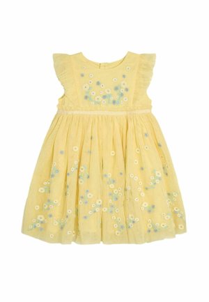 Gelbes Kleid mit kurzen Rüscheärmeln, bestickten floralen Mustern in Weiß und Blau, ausgestelltem Rock und gerafftem Taillendetail.