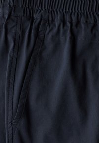 Marinblå lätta shorts med elastisk midja, med slät tyg, subtil lyster och sidafickor.