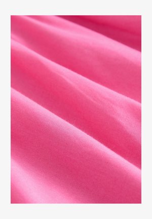 Țesătură roz aprinsă cu o textură netedă, care prezintă pliuri și drapaje subtile, realizată dintr-un material ușor, țesut.
