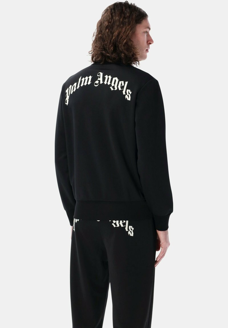 Felpa nera con polsini e orlo a costine, con il logo bianco "Palm Angels" in carattere gotico sulla schiena. Tessuto con una finitura liscia.