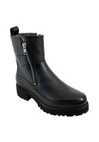 Zwarte leren enkelboot met een ritssluiting, gestructureerd oppervlak, stevige rubberen zool en een licht verhogende hak. Voorzien van een trekband.