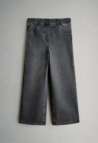 Pilka džinsinė kelnės plačiu džinsiniu diržu, su elastingu juosmeniu, pasižyminčios priekinėmis kišenėmis ir lygia tekstūra. Audinys turi subtilų blizgesį.