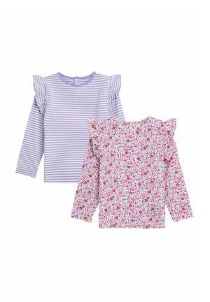 Due maglie a manica lunga per ragazze, una a righe viola e bianche, l'altra con un motivo floreale rosa, entrambe con dettagli arricciati sulle spalle.