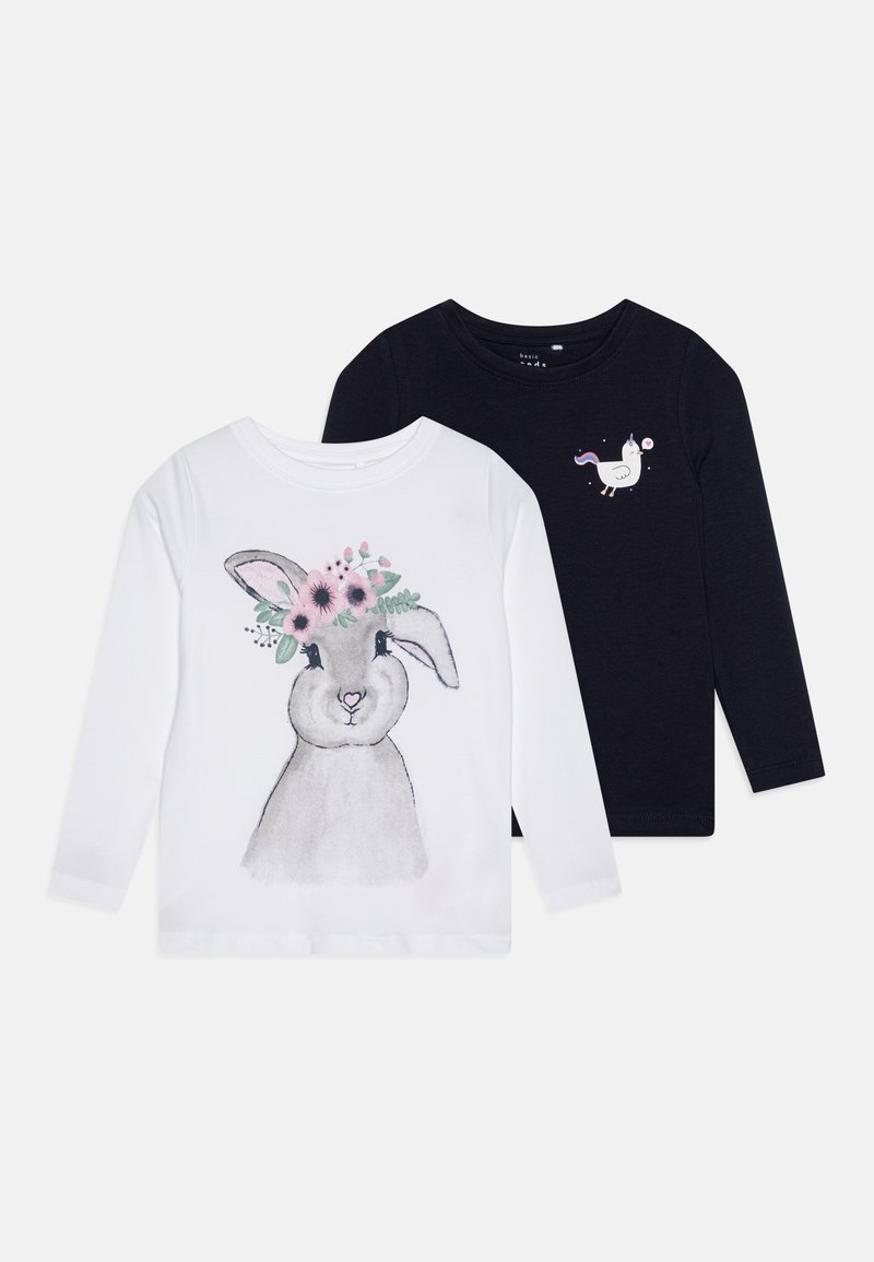 Sett med to langermede T-skjorter: en hvit med en grå kaninillustrasjon og blomstrende detaljer, og en marineblå med et lite enhorn-design.