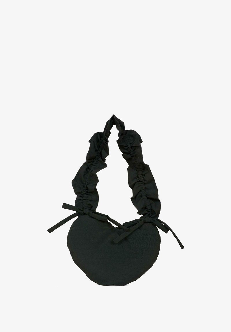 Borsa di stoffa nera a forma di cuore, con manici arricciati e lacci. Texture liscia con dettagli accentuati in un design minimalista.