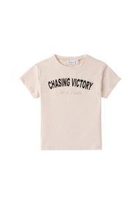 Camiseta de manga corta de color beige hecha de algodón, con un texto en negrita de color negro "PERSIGUIENDO LA VICTORIA" en la parte delantera y un cuello redondo.