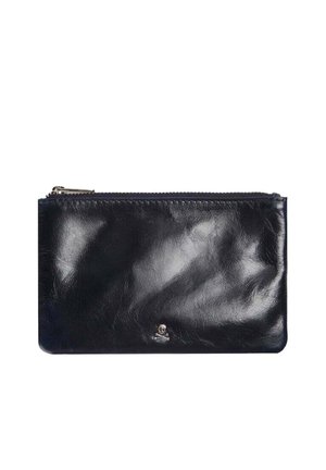 Bolso de cuero negro brillante con cremallera y un pequeño emblema plateado de calavera y huesos cruzados centrado cerca de la parte inferior.
