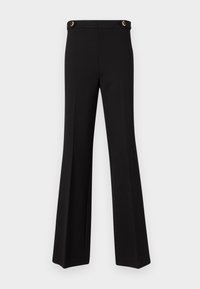 Zwarte flared broeken gemaakt van elastische stof. Hoge taille met twee goudkleurige knopen op de tailleband. Gladde textuur, geen patronen.