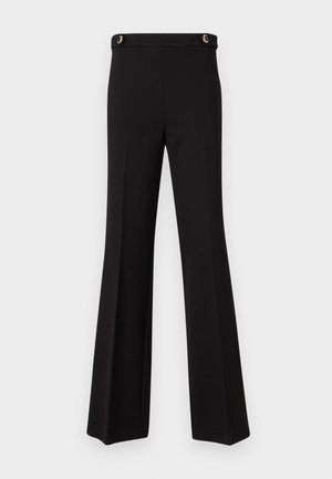 Mustat liehuvat housut, jotka on valmistettu joustavasta kankaasta. Korkea vyötärö, jossa on kaksi kultasävyistä nappikoristetta vyötärönauhassa. Silkkinen pinta, ei kuvioita.