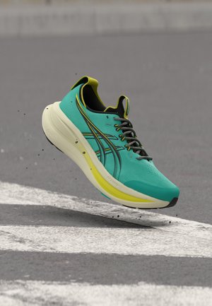 Sinine-kollane jooksujalats mustade paeltega hõljumas halli sillutise kohal, millel on valged teejooned.