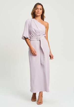 Asymetryczna sukienka w kolorze liliowym z jedną bufkami, paskiem w talii i zwiewnym materiałem. Casualowy styl z elegancką sylwetką.