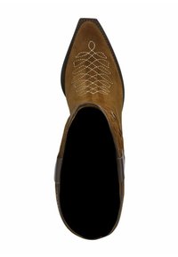 Bottine en suédine marron avec un bout pointu, des coutures décoratives blanches en motif de feuilles, et un talon de hauteur intermédiaire.