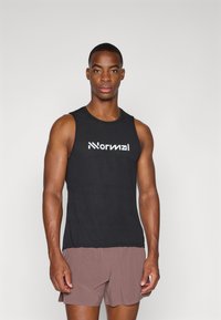 Sort ærmeløs atletisk tank top med en struktureret finish og hvidt logo. Kombineret med lysebrune shorts, der fremhæver en tætsiddende pasform.