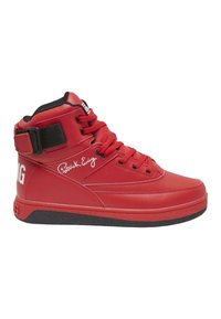 Baskets montantes en cuir synthétique rouge, avec des accents noirs, un design perforé, un système de laçage et une sangle ajustable.