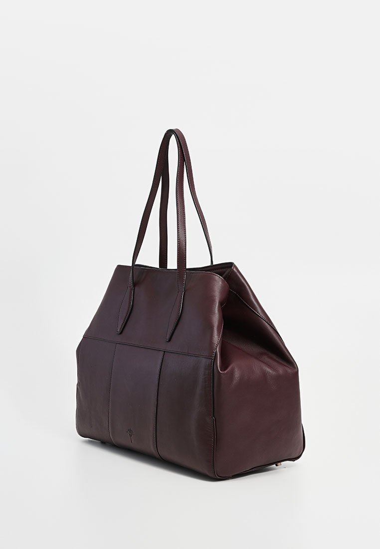 Maronfarbene Leder-Tote-Bag mit zwei langen Tragegriffen, einer strukturierten Form und auffälligen genähten Details auf der Vorderseite und den Seiten.