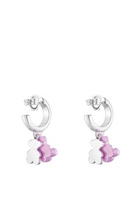 Boucles d'oreilles Huggie composées d'anneaux en métal ton argent avec deux pendentifs : un ourson gomme translucide rose et un ourson rose uni.