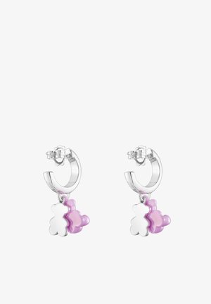 Orecchini a cerchio Huggie in metallo color argento con due ciondoli pendenti: un orsetto gommoso traslucido rosa e un orsetto rosa solido.