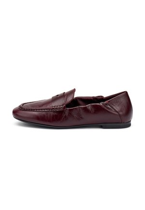 Mocasines de piel burdeos sin cordones con detalle de tira para moneda, punta redondeada, talón suave fruncido y suela negra plana.