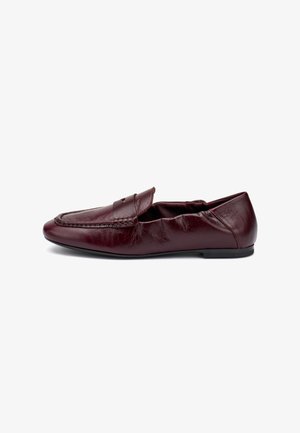 Bordeaux lederen instap loafer met penny banddetail, ronde neus, zachte geplooide hak en platte zwarte zool.