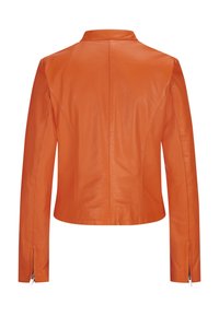 Giacca in pelle arancione dal design aderente, con piccolo colletto e dettagli con cerniere sulle maniche. Texture liscia, lunghezza corta.